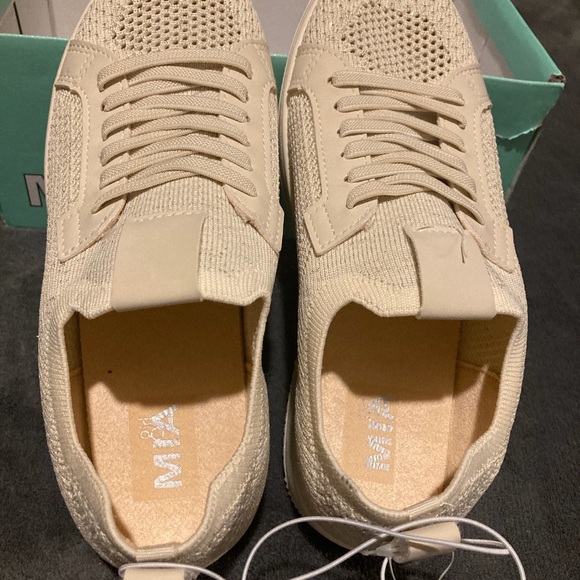 Mia girl Cream Sneakers - Picture 2 of 10
